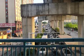 武汉公交车刷卡机定死了票价，比投币还贵是为什么？图片