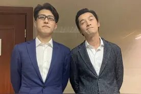 《伪装者》开播五周年，明家兄弟再营业，靳东胡歌合影均显老态图片