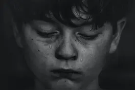 夜晚男孩嘶吼哭声回荡在小区：菜买了，饭也做了！你们还要干嘛图片