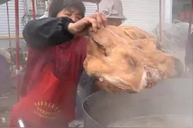 山东75岁大爷卖全猪汤，一天要卖30个猪头，猪血浓汤酒通通免费续图片