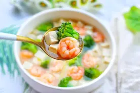 鲜虾豆腐汤，鲜美好喝有营养，低脂低卡高蛋白，越喝越瘦的美容汤图片