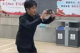 “凤凰传奇”现身景区太尴尬！游客拉着玲花要合影 还要求曾毅帮忙拍照图片