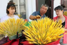 农村小伙种五亩小麦还没熟全割掉，做成工艺品卖百元，你支持吗图片