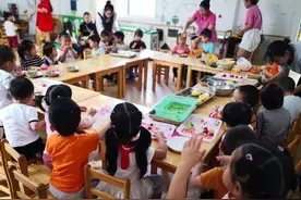 幼儿园老师发“摆拍”水果照片，但孩子说不一样，家长群里炸了图片