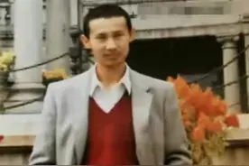 61岁腾格尔晒帅气旧照，头发浓密大长腿，网友却说：撞脸王劲松图片