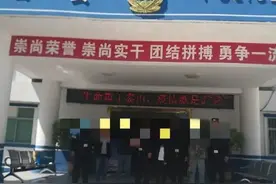 4男子拉扯一姑娘进小树林，警方赶到现场，抓个现行图片
