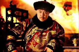 清乾隆八年，唐英为了乾隆烧制“旋转”笔筒，乾隆不由得连声说好图片