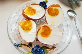 腌鸡蛋这配方婆婆用了几十年，比例精确，个个起沙冒油，咸香适口图片