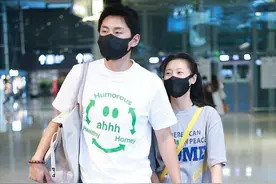 王彦霖夫妇婚后机场首秀，穿T恤全程牵手好含羞，却被调侃像父女图片