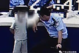 小男孩刮花别人的车，到派出所自首后被罚洗碗，每个5毛钱！图片