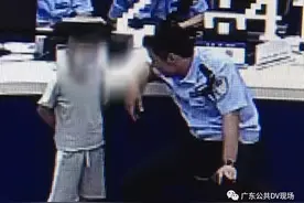 小男孩刮花别人的车，到派出所自首后被罚洗碗，每个5毛钱！图片