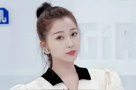 虞书欣和妈妈同框，看清阿姨颜值后：虞叔叔拯救过银河系吗？图片