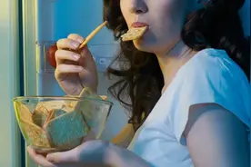 明明已经饱了，为什么还是忍不住想吃东西？图片