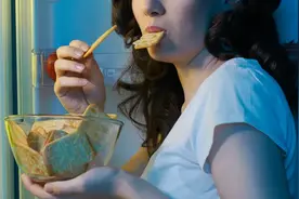 明明已经饱了，为什么还是忍不住想吃东西？图片