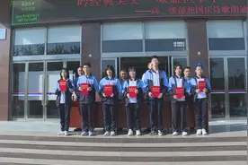 吟经典美文 颂盛世中华-菏泽二中高一级部举行迎国庆诗歌朗诵比赛活动图片