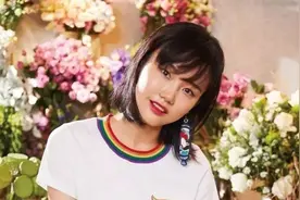 伤口也能绽放美丽！舞台摔伤后黄龄把腿上淤青画成锦鲤图片