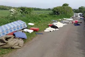 英新冠期间非法倒垃圾行为飙升，路上散落床垫地毯，乡村变垃圾场图片