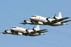 外军飞机无视警告闯入，歼11战机起飞驱离，亮导弹锁定目标图片