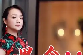 47岁曹颖淡妆出镜，风情不减颜值依旧，穿紧身旗袍凸显好身材图片