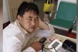 大衣哥看病被全程直播，现金直接摆上桌被说炫富图片