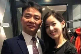 刘强东的丈母娘照片曝光后，太年轻了，网友：这叫妈不合适吧图片
