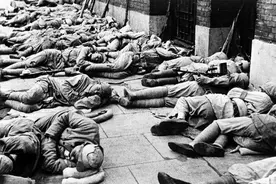 1949年，数十万解放军露宿街头，宋庆龄看到后感慨国民党回不来了图片