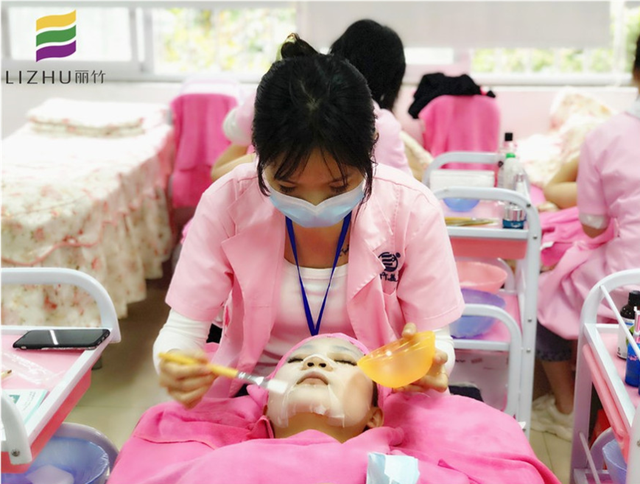 脸部水疗需要隔多长时间（怎么做面部水疗广西美容课堂上老师教你）
