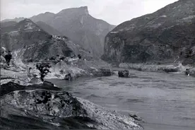 品读瞿塘峡：夔门天下雄，风烟白帝城，峡江古栈道图片