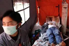 印尼一对兄妹找了十几家医院，才给母亲找到床位，她第二天就离世了图片