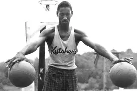 照片不会骗人！张伯伦放到现在身体依然是超巨，膝盖以下全是跟腱图片