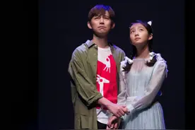 黄多多首部话剧电影首映，黄磊感慨女儿成长，多多近照已长成妈妈图片