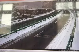 土门关大桥应急车道有少量结冰，过往车辆请注意安全、谨慎驾驶图片