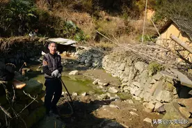 儿子40岁娶亲，68岁大爷高兴不已，看天天忙成啥样图片