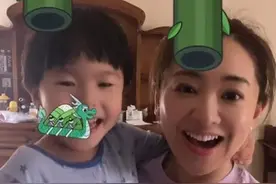 43岁月亮姐姐罕晒娃，儿子4岁就有小肚腩，意外曝光豪宅内景图片