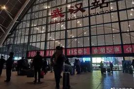 武汉火车站今晨开站，首发列车开往南宁东图片