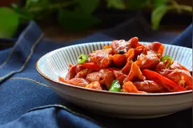 2个美人椒，半斤肥肠，还没出锅就快抢光了，剥一头蒜，那真是香图片