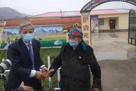 在帕米尔高原护边员布茹玛汗•毛勒朵家中做客…图片