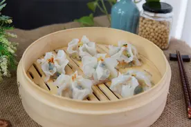 包饺子，用它代替面粉做饺子皮，晶莹剔透能看见馅料，筋道特好吃图片