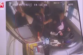 男子“一飞脚”踹向公交司机后跳窗，近50名乘客体验惊险一幕视频封面