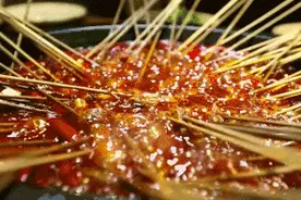 地摊经济正当时！西安路边的撸串、烧烤、啤酒…烟火气正浓图片