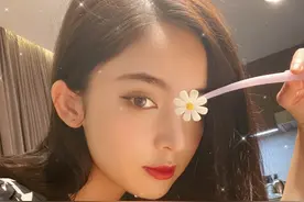 古力娜扎黑色星星镂空露背连衣裙秀迷人舞姿，黑直长发间美艳迷人图片