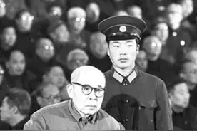 陈伯达：骨灰至今没安葬，放在老屋子，一口已经干枯的水缸里面图片