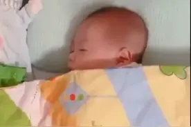 掀开孩子被窝的那一刹那，老母亲仿佛打开了盲盒图片
