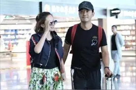 程莉莎44岁仍不服老，穿印花裤和老公走机场，非但不减龄还显俗图片