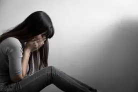 公司聚餐，领导与女同事坐一桌，手却不老实，我愤然离场决定辞职图片