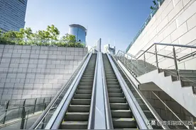 大十字、纪念塔全上行电梯改为上下并行，原因很暖心！｜融媒问政·市民关注图片