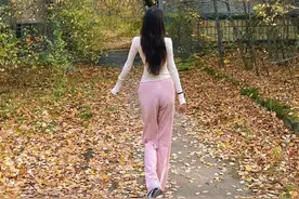女博主穿便服打卡切尔诺贝利，自称“徒步3天2夜踏入”，网友：这是嫌余生太长了？图片