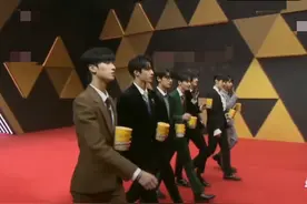 当红男团走红毯吃爆米花撒一地，女星长裙拖一地爆米花，满脸尴尬图片