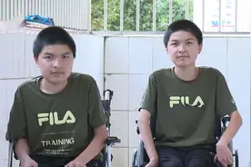 轮椅上的双胞胎学霸，双双考入重点高中，生命可能不超20岁图片