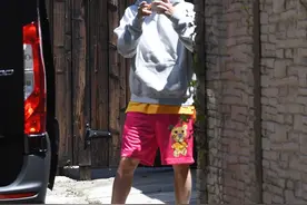 贾斯汀比伯穿粉色短裤，骚气十足，小熊图案抢镜图片